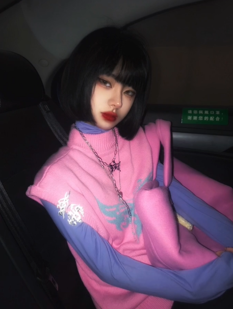 网红西红柿拍大片罕见露出上半身肥硕身材p得很瘦鼻子每次p得都不一样