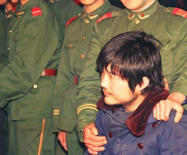 西安小黑二十来岁杀十一人没文化却爱学法律认罪书写五个大字