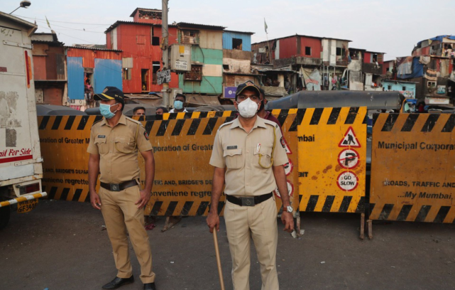 第一波疫情期间封锁的印度警察