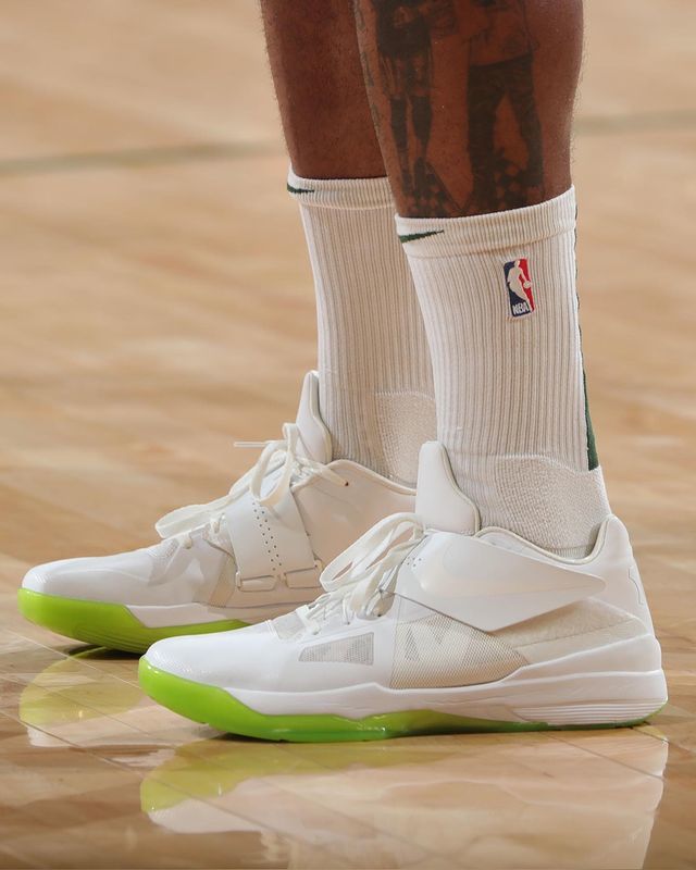 nba球员上脚:杜兰特球鞋有点丑,保罗·乔治上脚pg3!_腾讯新闻