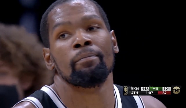 篮网再输雄鹿杜兰特表情失落球迷抢镜纳什我也面临着选择