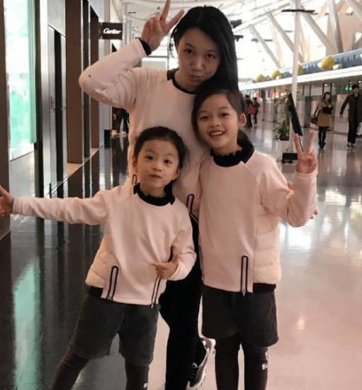 安徽台一姐周群大厅热舞扭腰摆胯引旁人注目48岁柳腰仍在