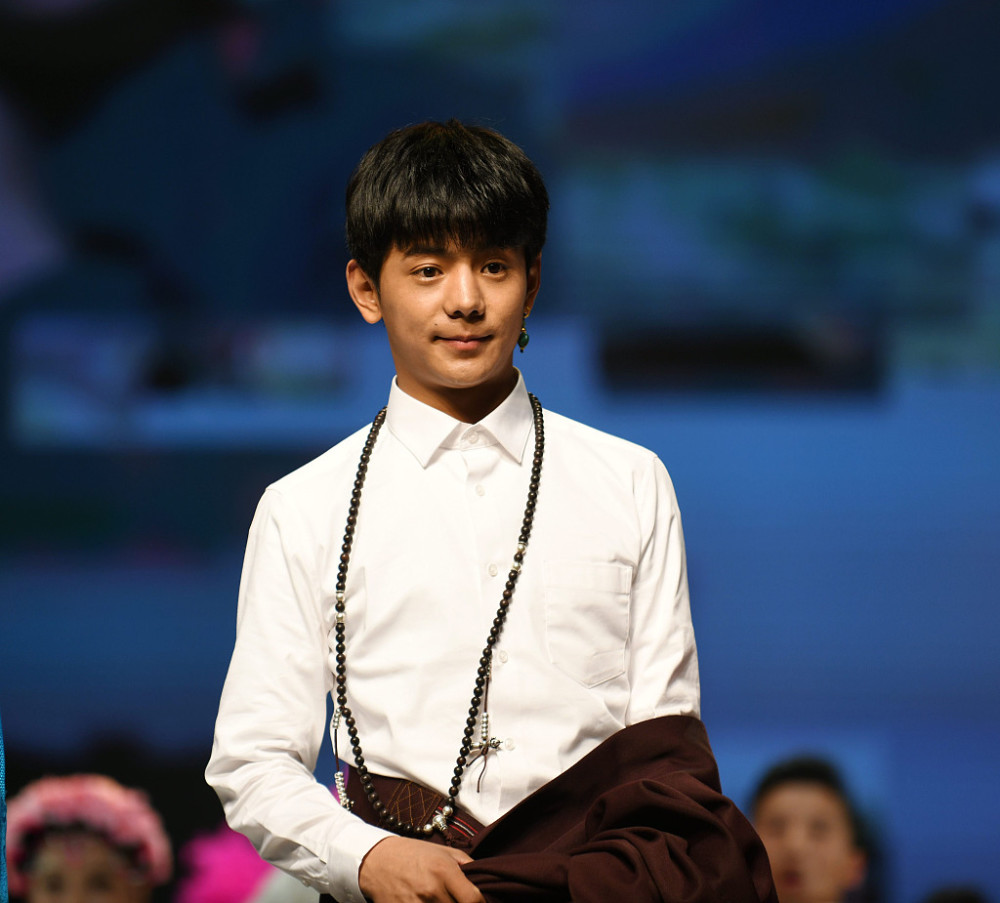 丁真希望自己的小马跑第一的康巴汉子永久赛马王子奖