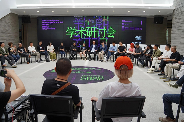 与会艺术家在潮州美术馆序厅举办了学术研讨会,并连线青年艺术家,就