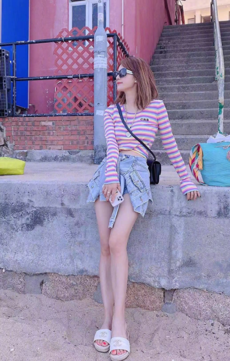 36岁李念晒度假照,彩虹条纹衫配牛仔短裤,不足160却有超模腿