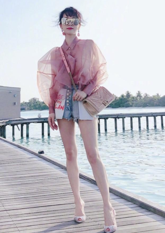36岁李念晒度假照,彩虹条纹衫配牛仔短裤,不足160却有超模腿
