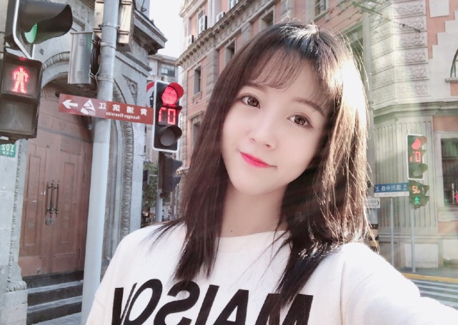 还清2亿违约金的莉哥再次复出明明还是那张脸却已经有些认不出高调