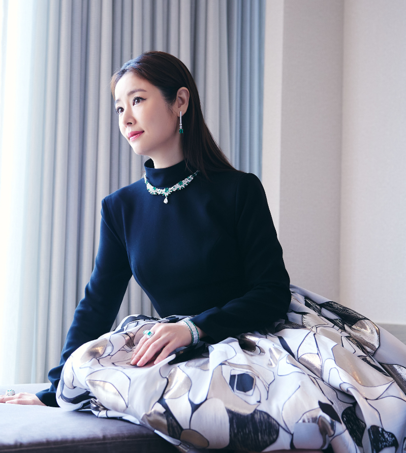 45岁林心如久违露面,穿"超大伞裙"扮起了公主,说她才20岁我都信