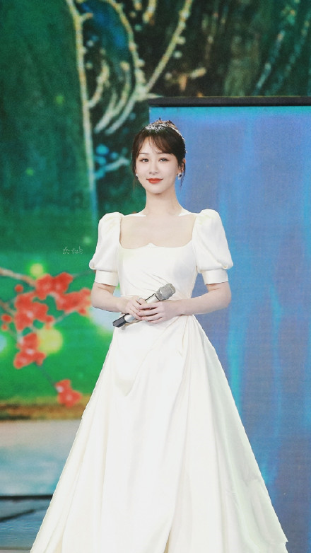 五四晚会齐聚众多青年歌手演员杨紫张艺兴关晓彤谁的状态好