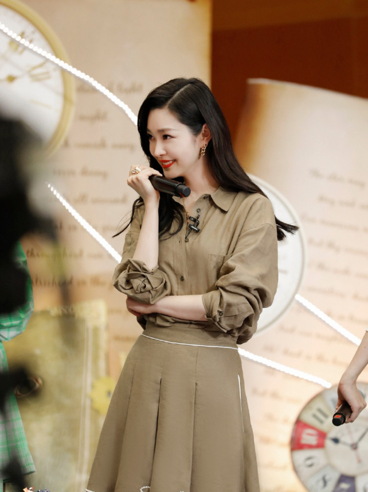 你会发现一个非常有意思的事情,就是女明星和时尚博主穿搭的衣服都是