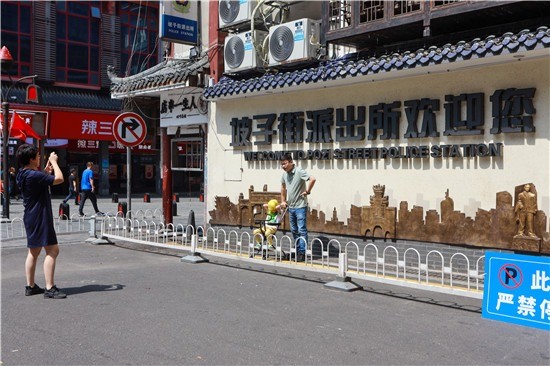 长沙坡子街派出所成"五一"新晋网红打卡地,民警:记得解锁正确拍照姿势