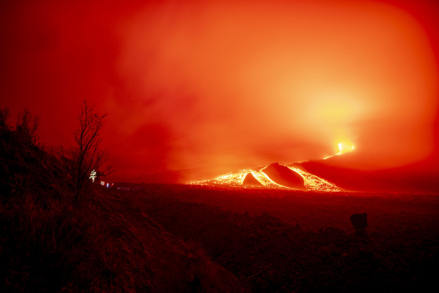 外代二线危地马拉帕卡亚火山持续喷发