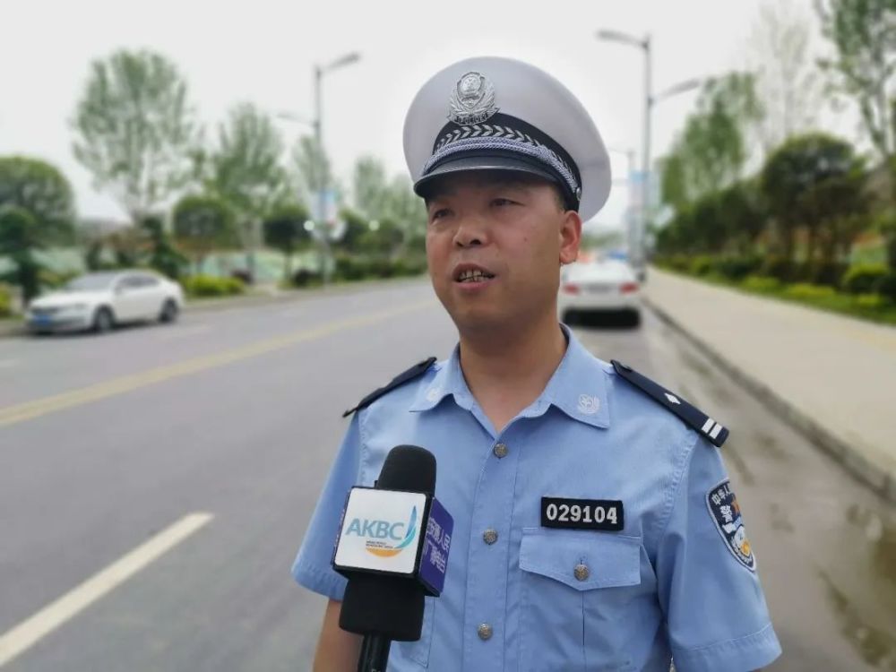汉滨公安分局交警大队江北中队民警来显兵(录音):请广大驾驶员朋友