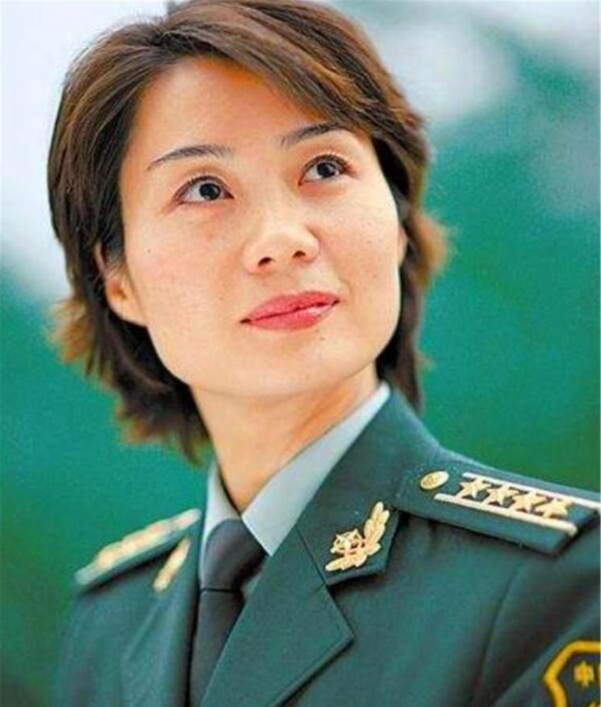 她17岁进入女子特警队如今已是大校警衔老公是一名普通保安