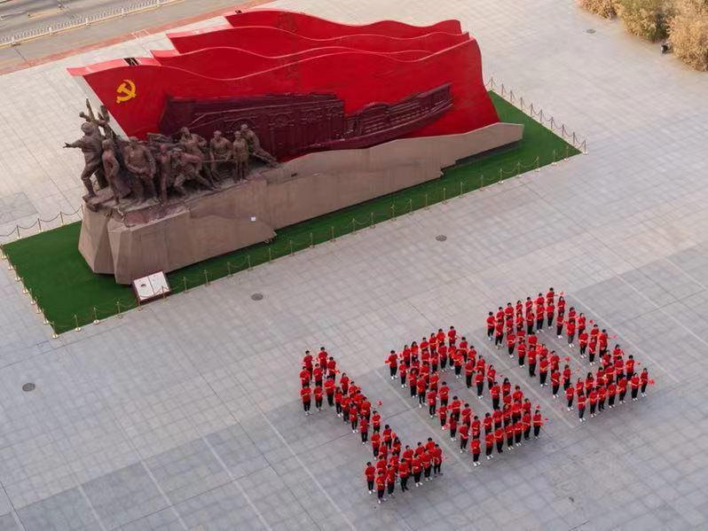 明德广场"开天辟地"彩车上火红的党旗飘扬,前赴后继的共产主义战士