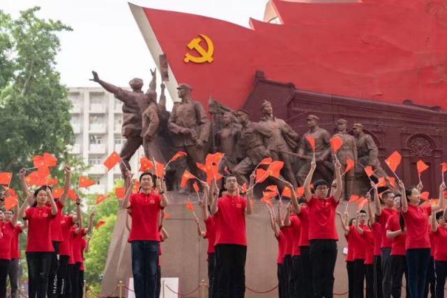 人大学子摆出"100"造型,献礼党的生日|党旗|中国人民大学