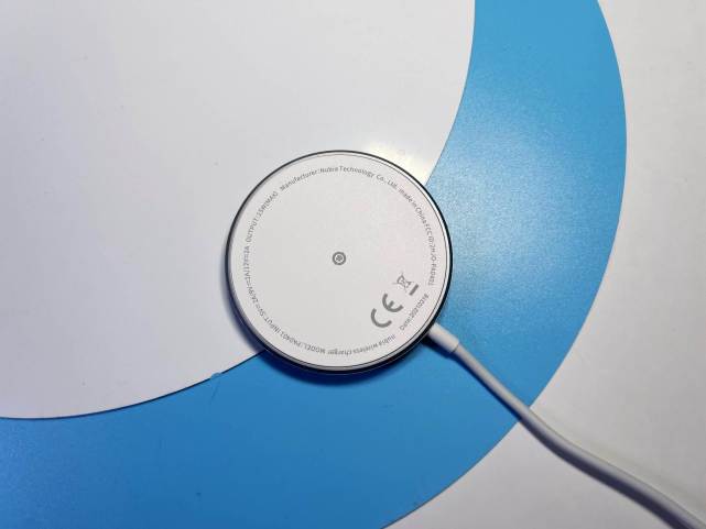 强劲吸力 纤薄氘锋的充电体验-努比亚无线充电器