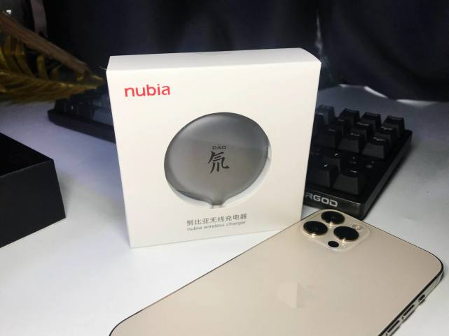 强劲吸力 纤薄氘锋的充电体验-努比亚无线充电器
