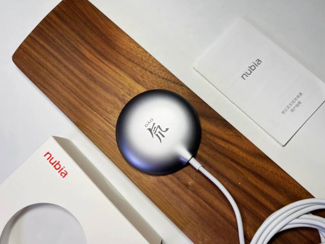 强劲吸力 纤薄氘锋的充电体验-努比亚无线充电器