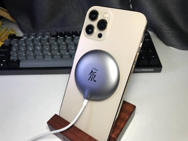 强劲吸力 纤薄氘锋的充电体验-努比亚无线充电器