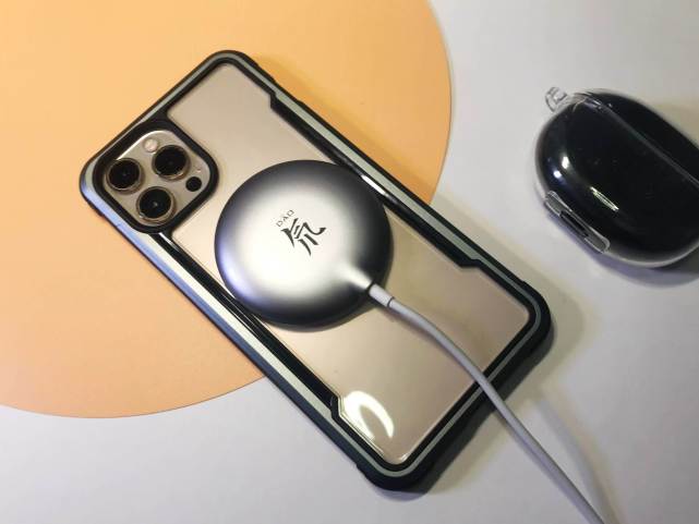 强劲吸力 纤薄氘锋的充电体验-努比亚无线充电器