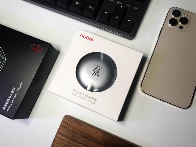 强劲吸力 纤薄氘锋的充电体验-努比亚无线充电器