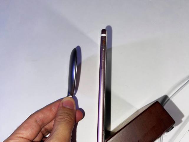 强劲吸力 纤薄氘锋的充电体验-努比亚无线充电器