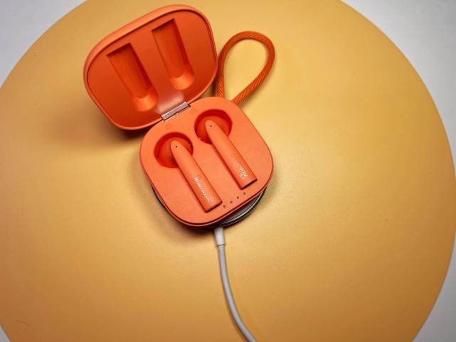 强劲吸力 纤薄氘锋的充电体验-努比亚无线充电器