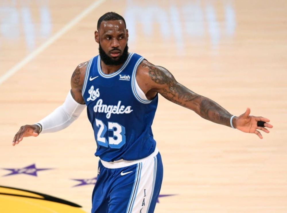 杜兰特 NBA3消息：库里解锁3分里程碑，杜兰特达成得分新成就，詹姆斯获提名