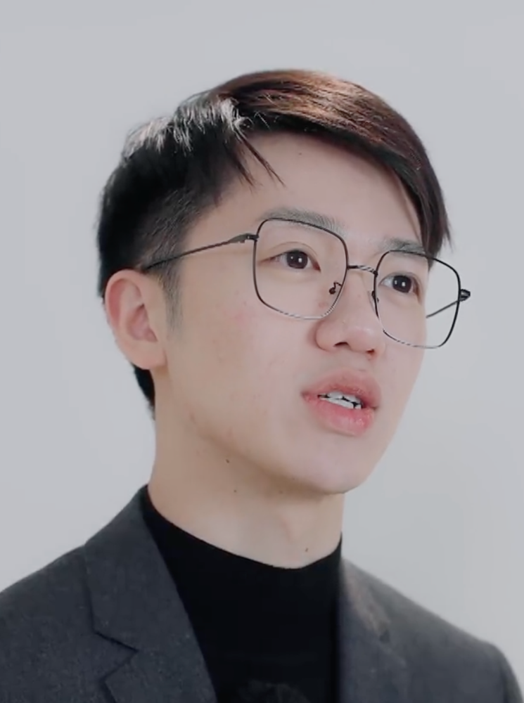 此后梁坚洛询问苏芒采访经验,苏芒的态度显然很愿意帮助