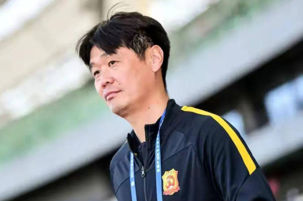 武汉足球队遭遇中超开赛后三轮不胜李霄鹏指导的压力逐渐增大