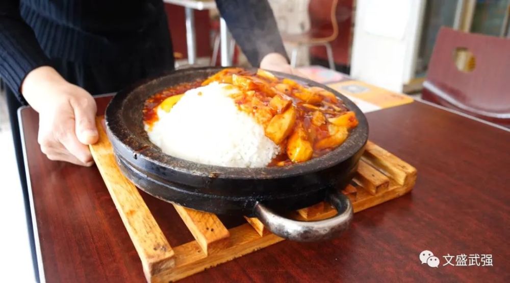 石板饭:顾名思义就是在烧热的石板上食用的饭菜,米选用东北长粒香