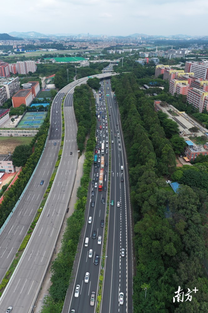 南方日报 南方 记者 张冠军 摄5日下午4时许,华南快速与广州岑村立交