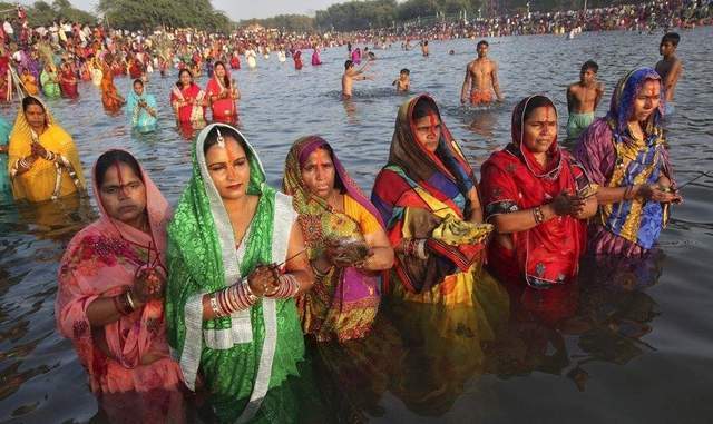 印度疫情失控700万人恒河洗澡这条河为何让印度人这么疯狂
