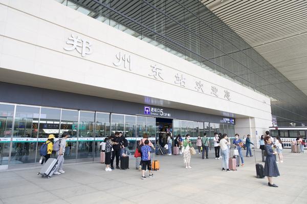 返程高峰期记者实拍郑州东站乘客有序返程客流量不是很大