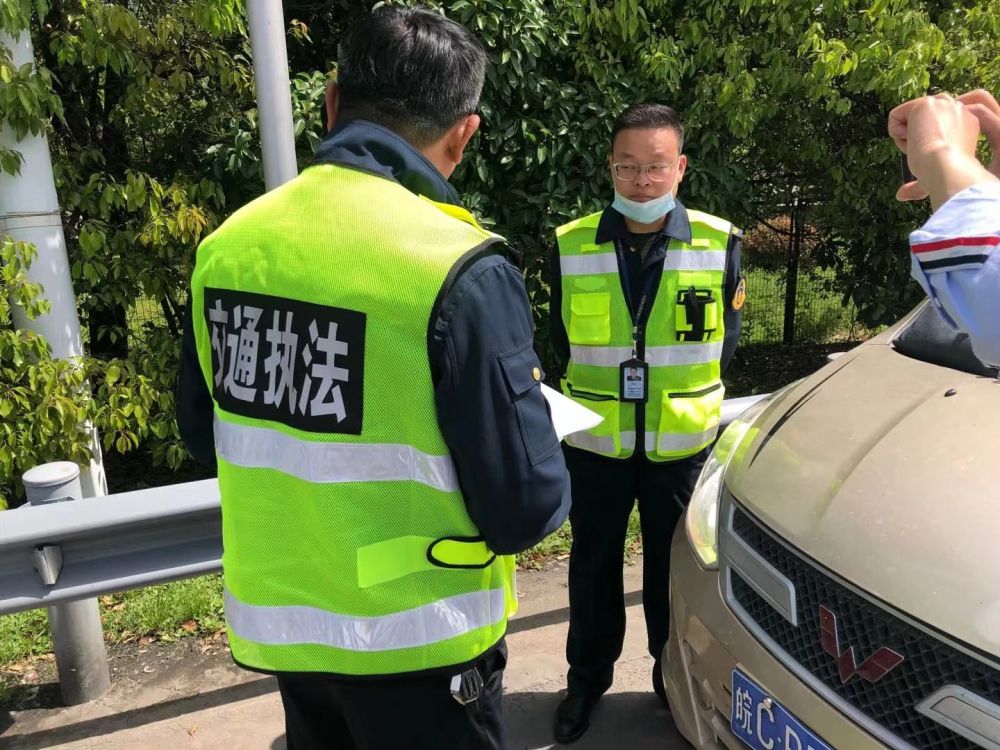 蚌埠交警查获一超载面包车