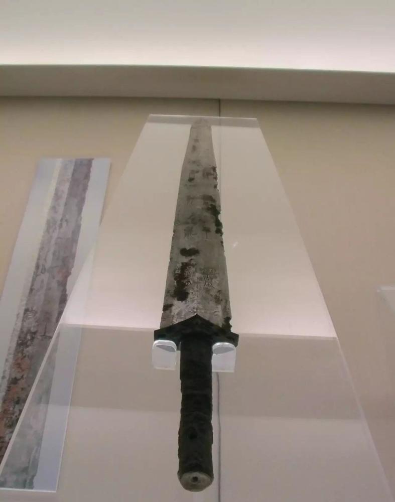 国宝吴王阖闾剑刚出土时寒芒逼人遭村民哄抢折断成六段太可惜