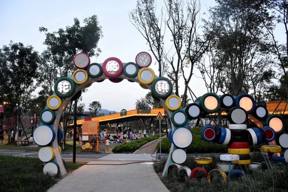 镜头来到龙泉驿汽车主题公园,许多市民在这座以汽车元素为主题的大型