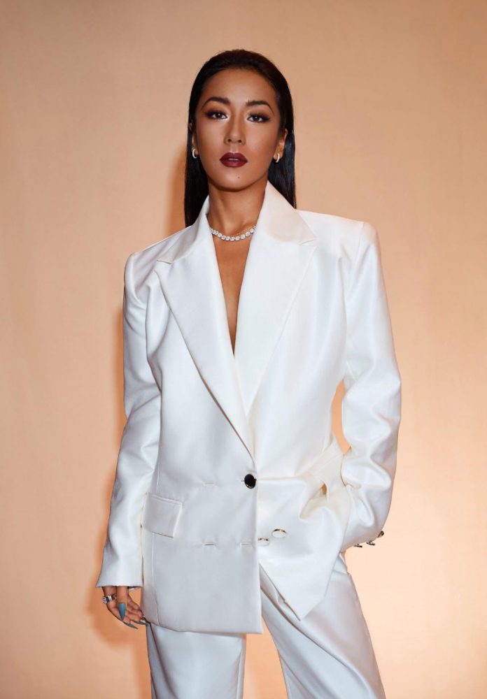 黑皮女生夏天穿什么颜色才好看,看吉克隽逸就知道,比白皮更惊艳