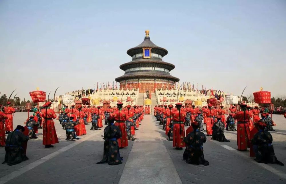 在立夏这一天,古代帝王要率文武百官到京城南郊去迎夏,举行迎夏仪式.