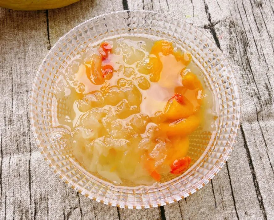 枇杷的香甜,是初夏的味道!皮薄肉厚,汁水丰盈,润肺止咳,健胃清热!