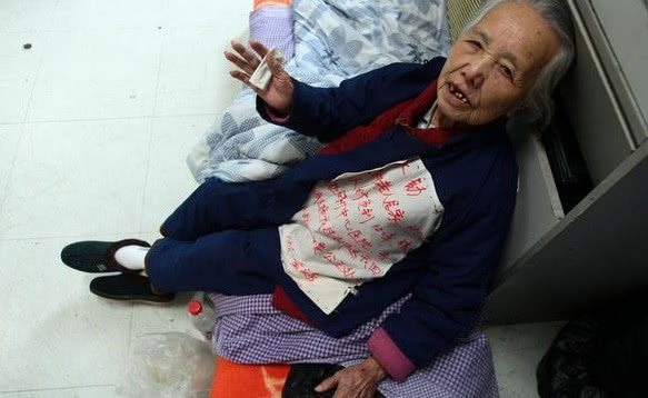 跛脚老太养大捡来的孩子儿结婚把她送进山洞几年后儿去看傻了