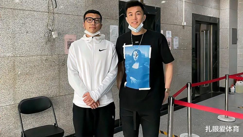 郭艾伦张镇麟现身北京中国男篮迎大换血易建联火线回归