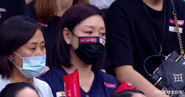 张镇麟的妈妈王芳,不雅之举上了热搜,胡明轩的漂亮妈妈太温柔了