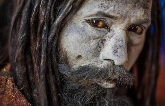 生吃浮尸和腐肉痛饮恒河水的印度食尸族能活多久