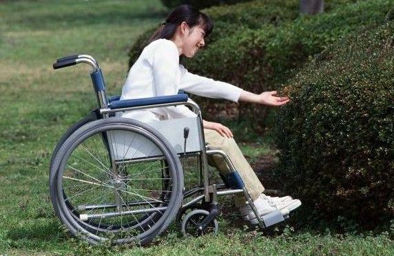 独腿残疾人走路图片