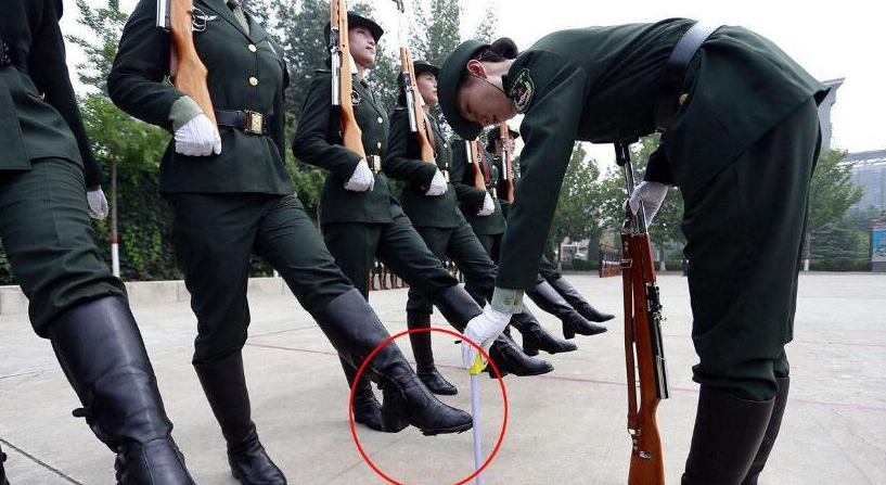 解放军仪仗队女兵人均身高176装配高跟皮鞋看上去美感十足