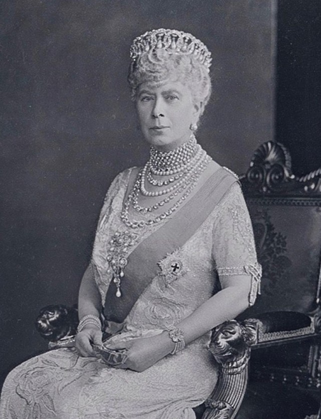 英女王从玛丽那继承的手链,个个做工精细,它还能拆卸用做它用