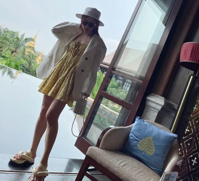 篮球主播美娜晒照,自称"穿越时空拥抱你",一袭黄色连衣裙撩人