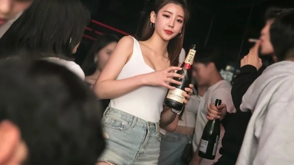 你每个周末来我夜店当气氛组,再叫点朋友,有时候还得给我当陪酒